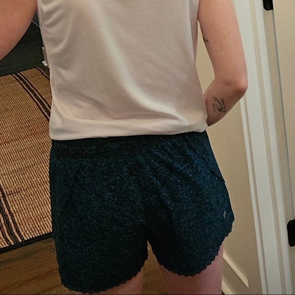 Lululemon Womens Blue Black Abstract Drawstring Waist Athletic Shorts Size 4 - Picture 5 of 8